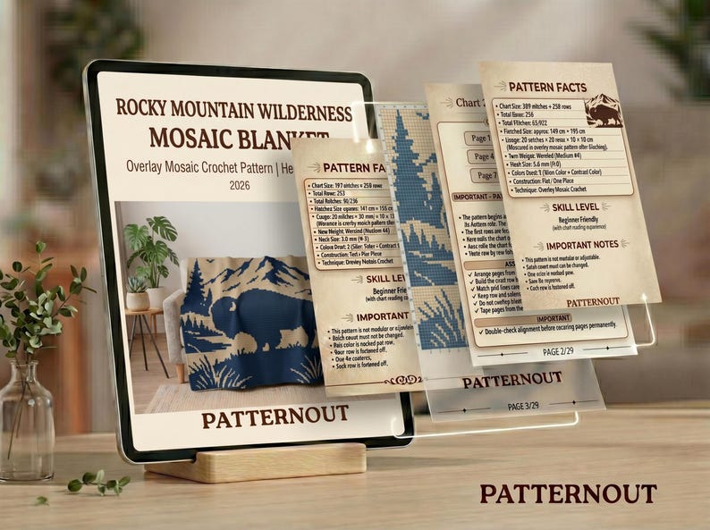 Puede incluir: Una tableta digital muestra un patr&oacute;n de crochet "Rocky Mountain Wilderness Mosaic Blanket". El dise&ntilde;o presenta una manta azul y beige con un motivo de monta&ntilde;a y bisonte. P&aacute;ginas adicionales proporcionan detalles e instrucciones del patr&oacute;n.