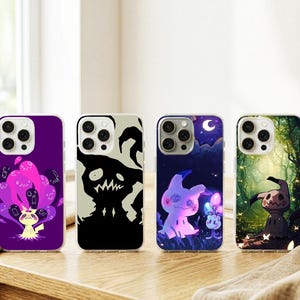 Puede incluir: Cuatro fundas para teléfono con diseños de personajes de dibujos animados. Las fundas son de varios colores, incluyendo morado, blanco y negro, y presentan escenas nocturnas. Las fundas son para un teléfono móvil.