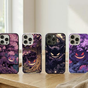 Pode incluir: Quatro capas de telefone com designs únicos. Cada capa apresenta uma ilustração roxa e preta de um personagem de desenho animado com um sorriso sinistro, em um cenário de árvores e padrões giratórios. As capas estão em uma superfície de madeira.