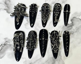 Unhas postiças estilete com caveira gótica, pretas e com detalhes prateados, reutilizáveis.