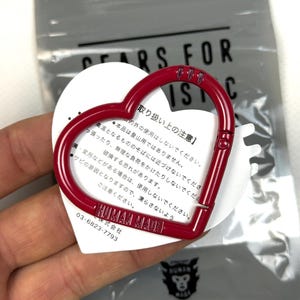 Puede incluir: Un juego de tres tazas de cerámica con acabado mate moteado. Las tazas son de color crema, gris claro y gris oscuro. Cada taza tiene un diseño simple y minimalista.