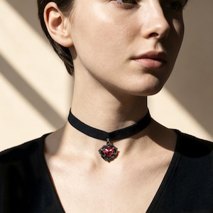 Collana girocollo gotica a forma di cuore avvolta da spine, realizzata a mano, ciondolo in argento sterling 925 annerito con rubino rosso sintetico, gioielli dark academia per Halloween.