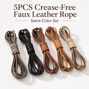 Può includere: Un set di 5PCS Crease-Free Faux Leather Rope Same Color Set. Cinque fasci di cordoncini in similpelle sono disposti fianco a fianco, nei colori grigio chiaro, nero, marrone rossiccio, marrone dorato e beige, fissati da una fascetta.