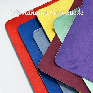 Könnte beinhalten: Nahaufnahme von mehreren Stücken selbstklebendem Kunstwildleder in verschiedenen Farben, darunter Rot, Blau, Gelb, Grün und Lila. Der Text "Self-Adhesive Faux Suede" ist in Weiß oben im Bild zu sehen.