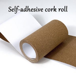 Könnte beinhalten: Eine Rolle selbstklebenden Korkmaterials mit einer braunen, strukturierten Oberfläche. Die Rolle ist teilweise abgerollt und zeigt eine weiße Rückseite. Der Text "Self-adhesive cork roll" ist in Schwarz dargestellt.
