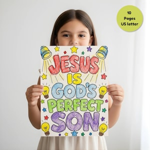 Pu&ograve; includere: Un bambino tiene in mano un disegno colorato con la scritta "JESUS IS GOD'S PERFECT SON". L'opera presenta lettere rosse, gialle, blu, verdi e viola, insieme a illustrazioni di stelle, lampadine e faretti. L'immagine &egrave; su carta formato US letter.