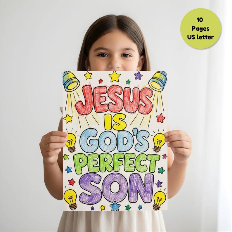 Pu&ograve; includere: Un bambino tiene in mano un disegno colorato con la scritta "JESUS IS GOD'S PERFECT SON". L'opera presenta lettere rosse, gialle, blu, verdi e viola, insieme a illustrazioni di stelle, lampadine e faretti. L'immagine &egrave; su carta formato US letter.