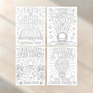 Pu&ograve; includere: Quattro pagine da colorare in bianco e nero con temi religiosi. Le pagine presentano testi come "Ges&ugrave; &egrave; il Figlio promesso di Dio" e "Brilla una luce". Ogni pagina include un riferimento biblico ed elementi decorativi.