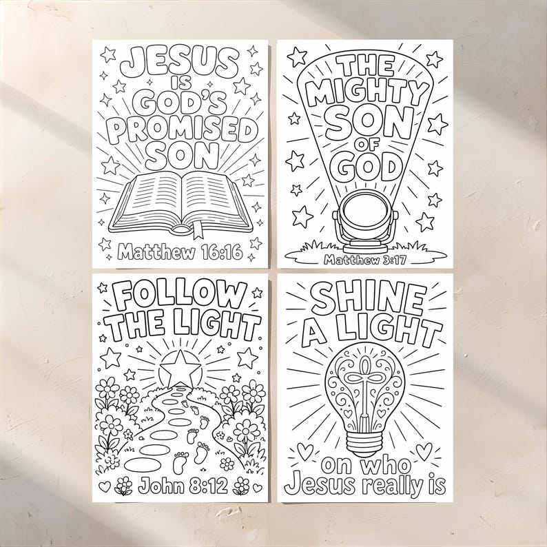Pu&ograve; includere: Quattro pagine da colorare in bianco e nero con temi religiosi. Le pagine presentano testi come "Ges&ugrave; &egrave; il Figlio promesso di Dio" e "Brilla una luce". Ogni pagina include un riferimento biblico ed elementi decorativi.