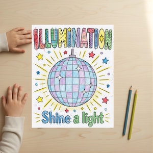 Pu&ograve; includere: Illustrazione colorata con la parola "ILLUMINATION" in alto e "Shine a light" in basso. L'immagine presenta una palla da discoteca con dettagli a stella, circondata da linee e stelle radianti. Due matite sono a destra.