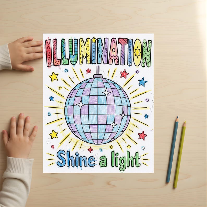 Pu&ograve; includere: Illustrazione colorata con la parola "ILLUMINATION" in alto e "Shine a light" in basso. L'immagine presenta una palla da discoteca con dettagli a stella, circondata da linee e stelle radianti. Due matite sono a destra.