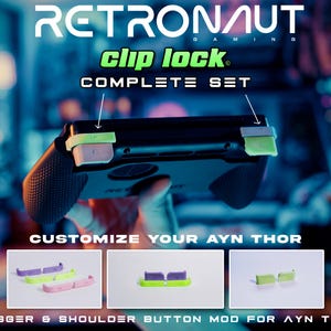 以下が含まれることがあります： Retronaut Gamingのクリップロック・コンプリートセットを装着した黒いゲームコントローラー。Ayn Thor用のライムグリーンとライトパープルのトリガーおよびショルダーボタンの改造パーツが含まれており、小さなインセット画像で様々なカラーオプションが示されています。
