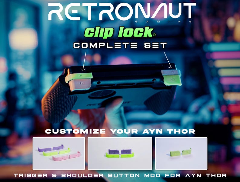 Puede incluir: Un mando de juego negro con el set completo clip lock de Retronaut Gaming. El dispositivo incluye modificaciones de gatillo y botones superiores en verde lima y morado claro para el Ayn Thor, mostradas con varias opciones de color en recuadros.