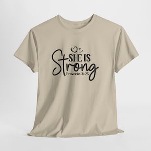 She Is Strong Spreuken 31:25 christelijk T-shirt, op geloof gebaseerd shirt, inspirerend T-shirt bijbelvers, christelijk cadeau voor moeder, religieuze kleding
