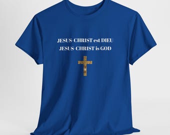 Puede incluir: Una camiseta de manga corta color azul real con el texto en blanco JESUS-CHRIST est DIEU y JESUS-CHRIST is GOD impreso en el pecho, centrado sobre un gráfico de una cruz dorada. La camiseta tiene cuello redondo y corte estándar.