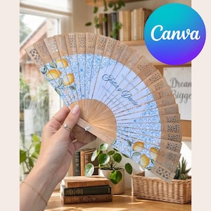 Puede incluir: Abanico de mano de madera con un dise&ntilde;o azul y blanco con limones. El abanico tiene una parte superior decorativa y calada, y el texto "Julia y Darie" es visible. El abanico est&aacute; abierto, mostrando su dise&ntilde;o completo.