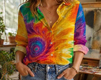 Camicetta da donna colorata con stampa tie-dye, camicia boho hippie con bottoni, top a maniche lunghe con vivace motivo a spirale, outfit estivo artistico e casual per lei.