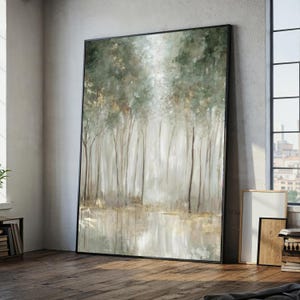 Puede incluir: Obra de arte enmarcada de gran tamaño que representa una serena escena de bosque. La pintura presenta árboles altos y esbeltos con follaje verde y marrón apagado, reflejados en una masa de agua brumosa y clara. La obra se exhibe contra una pared de tonos neutros.