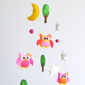 Corujas e estrelas muito fofas laranja e rosa Deco Mobile. Escolha suas cores para um móbile exclusivo para berçário de bebê