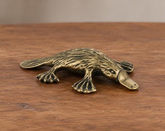 Miniatur-Schnabeltierfigur, antike goldfarbene Tierskulptur, Schreibtischdekoration aus Messing, australisches Sammlerstück, einzigartiges Geschenk