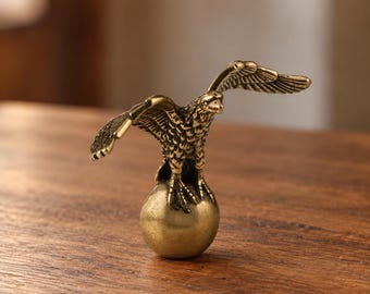 Adlerfigur aus Messing, fliegender Vogel, goldfarbene Wildtier-Schreibtischdekoration