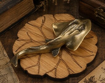 Antike Rochenfigur aus Messing, maritime Schreibtischdekoration, Küstenregaldeko