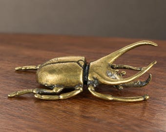 Antike goldfarbene Hirschkäferfigur, Insektenskulptur aus Messing, Miniatur-Schreibtischdekoration, Geschenk für Naturliebhaber