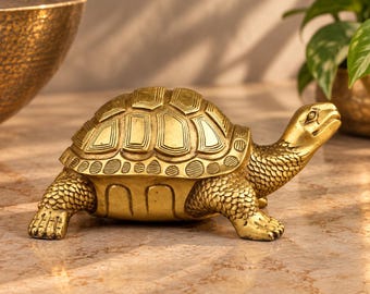 Schildkrötenfigur in Messingoptik, detailreiche Tierfigur für den Schreibtisch, Bürodekoration