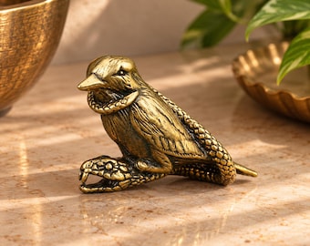 Vogelfigur mit Schlange in Messingoptik, Schreibtischdekoration, Geschenk für Tierliebhaber