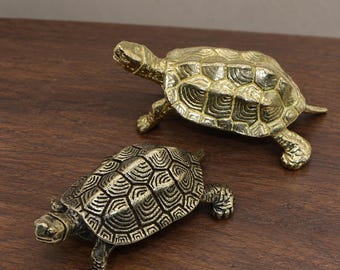 Miniatur-Schildkrötenfigur, antike goldene Schildkrötenskulptur, detailreiche Tierfigur mit Panzer, kleines Schreibtischornament, Geschenk für Schildkrötenliebhaber
