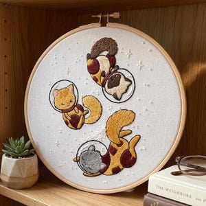 Kit per ricamo "Gatti Spaziali" - Gattini Astronauti in Assenza di Gravità - Quadro Celeste da Ricamare su Cerchio - Regalo Fai da Te Stravagante per Lei - Progetto Creativo Rilassante