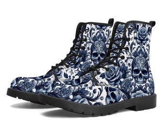 Botas de piel sintética con calaveras azules y rosas. Calzado unisex de moda para cualquier temporada. Regalo ideal.