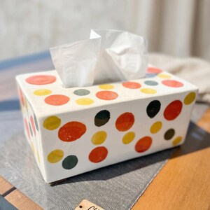 Copri scatola per fazzoletti in ceramica con pois dipinti a mano – Decorazione bagno in stile retrò moderno