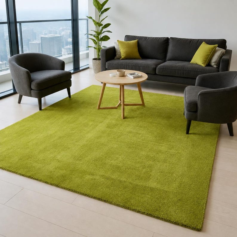 K&ouml;nnte beinhalten: Ein gro&szlig;er, rechteckiger Teppich in einem soliden, leuchtenden Limettengr&uuml;n mit einer kurzen, dichten Florstruktur. Der Teppich liegt auf einem hellen Boden und dient als zentrale Grundlage f&uuml;r eine Wohnzimmereinrichtung mit dunklen M&ouml;beln.