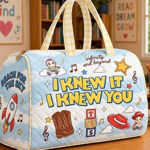 ¡Lo sabía! ¡Te conocía! Bolsa de viaje familiar de Toy Story 5, bolsa de fin de semana acolchada de Toy Story 5, adorable para revelación de género, bolsa de vaquera, regalo para vacaciones familiares. imagen 3