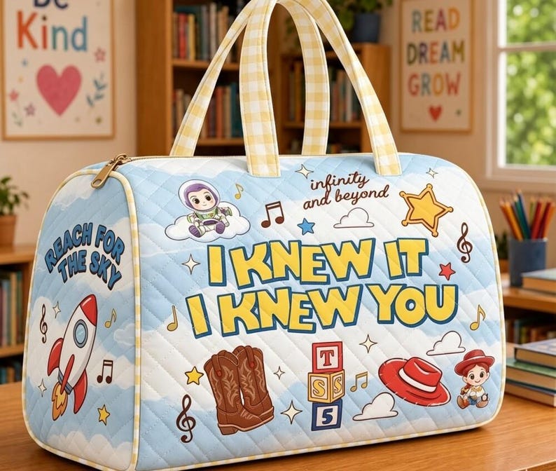 ¡Lo sabía! ¡Te conocía! Bolsa de viaje familiar de Toy Story 5, bolsa de fin de semana acolchada de Toy Story 5, adorable para revelación de género, bolsa de vaquera, regalo para vacaciones familiares. imagen 3