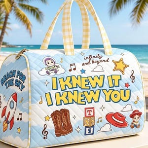 ¡Lo sabía! ¡Te conocía! Bolsa de viaje familiar de Toy Story 5, bolsa de fin de semana acolchada de Toy Story 5, adorable para revelación de género, bolsa de vaquera, regalo para vacaciones familiares. imagen 1