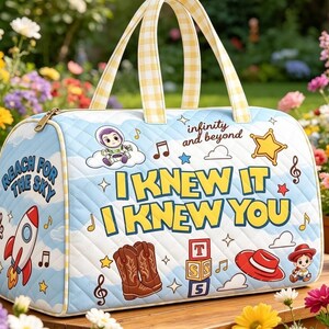 ¡Lo sabía! ¡Te conocía! Bolsa de viaje familiar de Toy Story 5, bolsa de fin de semana acolchada de Toy Story 5, adorable para revelación de género, bolsa de vaquera, regalo para vacaciones familiares. imagen 2