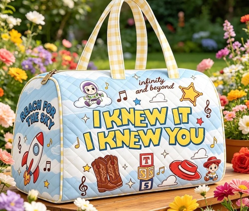 ¡Lo sabía! ¡Te conocía! Bolsa de viaje familiar de Toy Story 5, bolsa de fin de semana acolchada de Toy Story 5, adorable para revelación de género, bolsa de vaquera, regalo para vacaciones familiares. imagen 2