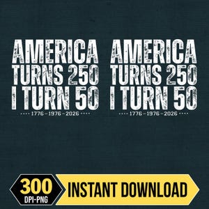 Puede incluir: Un diseño digital con el texto "AMERICA TURNS 250 I TURN 50" en blanco, con una fuente desgastada. Debajo, se lee "1776-1976-2026." Una pancarta amarilla en la parte inferior dice "300 DPI-PNG DESCARGA INSTANTÁNEA."