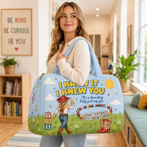 ¡Lo sabía! ¡Te conocía! Bolso acolchado de Jessie de Toy Story, bolso de vaquera Jessie, bolso de fin de semana de vaquera de Toy Story, regalo para vacaciones familiares. imagen 3
