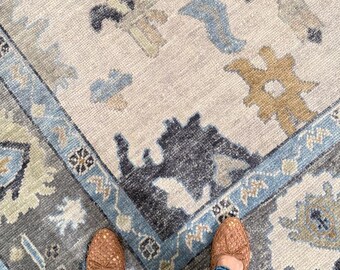 Alfombra Oushak anudada a mano en tonos marrones apagados - Alfombra oriental de lana en crema y azul cielo - Alfombra tradicional con medallón floral para comedor