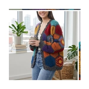 Op de afbeelding: Een kleurrijk, open gehaakt vest met een uniek geometrisch patroon. De trui heeft een verscheidenheid aan kleuren, waaronder rood, oranje, geel, blauw en paars, en is afgewerkt met een grijze geschulpte rand. Het vest wordt gedragen over een witte top en een blauwe spijkerbroek.