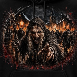 Könnte beinhalten: Schwarzer Kapuzenpullover mit einer digitalen Illustration einer furchterregenden Hexe mit langen, bleichen Haaren, die sich ausstreckt. Der Hintergrund zeigt eine dunkle, feurige Szene mit dämonischen Figuren und einem mittelalterlichen Dorf.