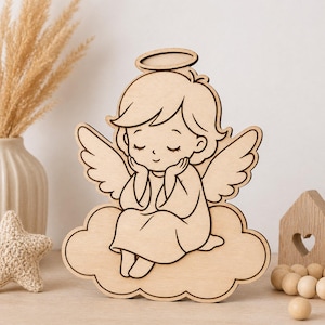 Könnte beinhalten: Eine Holzengel-Figur mit Heiligenschein, Flügeln und Wolkenbasis. Der Engel hat geschlossene Augen und stützt sein Kinn mit den Händen ab. Die Figur ist aus hellem Holz gefertigt und eignet sich für die Inneneinrichtung.