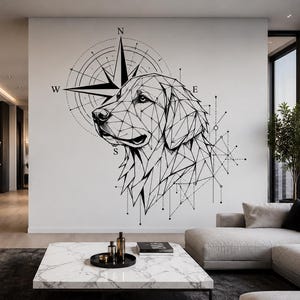 Könnte beinhalten: Ein großes Wandkunstwerk mit einem geometrischen Design eines Hundekopfes, kombiniert mit einer Windrose. Das Kunstwerk ist in schwarzen Linien auf einer weißen Wand dargestellt und erzeugt einen auffälligen Kontrast. Der Raum hat ein modernes Design.