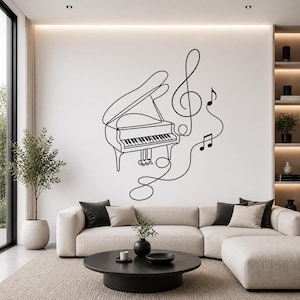 Könnte beinhalten: Eine schwarze Strichzeichnung eines Flügels mit Noten und einem Violinschlüssel an einer weißen Wand. Das Klavier ist der Mittelpunkt, mit seinen Tasten und seiner geschwungenen Form klar definiert. Das Kunstwerk befindet sich über einem beigefarbenen Ecksofa in einem modernen Wohnzimmer.