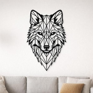 Könnte beinhalten: Eine schwarze geometrische Wolfskopf-Wanddekoration. Das Kunstwerk besteht aus geschnittenem Metall und zeigt ein detailliertes Design eines Wolfsgesichts. Das Stück ist an einer weißen Wand über einem grauen Sofa angebracht.