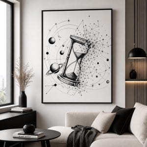 Könnte beinhalten: Schwarz-Weiß-Kunstdruck mit Rahmen, der eine Sanduhr mit Himmelselementen zeigt. Die Sanduhr ist von Planeten, Sternen und miteinander verbundenen Linien umgeben, was ein kosmische Thema erzeugt. Das Kunstwerk wird in einem modernen Wohnzimmer präsentiert.