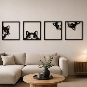 Könnte beinhalten: Vier gerahmte Wandkunstwerke mit schwarzen Katzen-Silhouetten, die aus den Rahmen herausschauen. Die Katzen haben unterschiedliche Posen und Ausdrücke. Die Kunstwerke sind über einem beigen Ecksofa in einem Wohnzimmer ausgestellt.